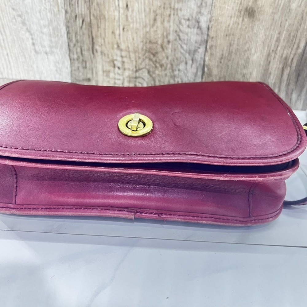 Vtg Hunt Club Leather Burgundy Crossbody Bag Turn Lock Brass ~ 7x10.5x2" ~ MINT - Picture 8 of 12
